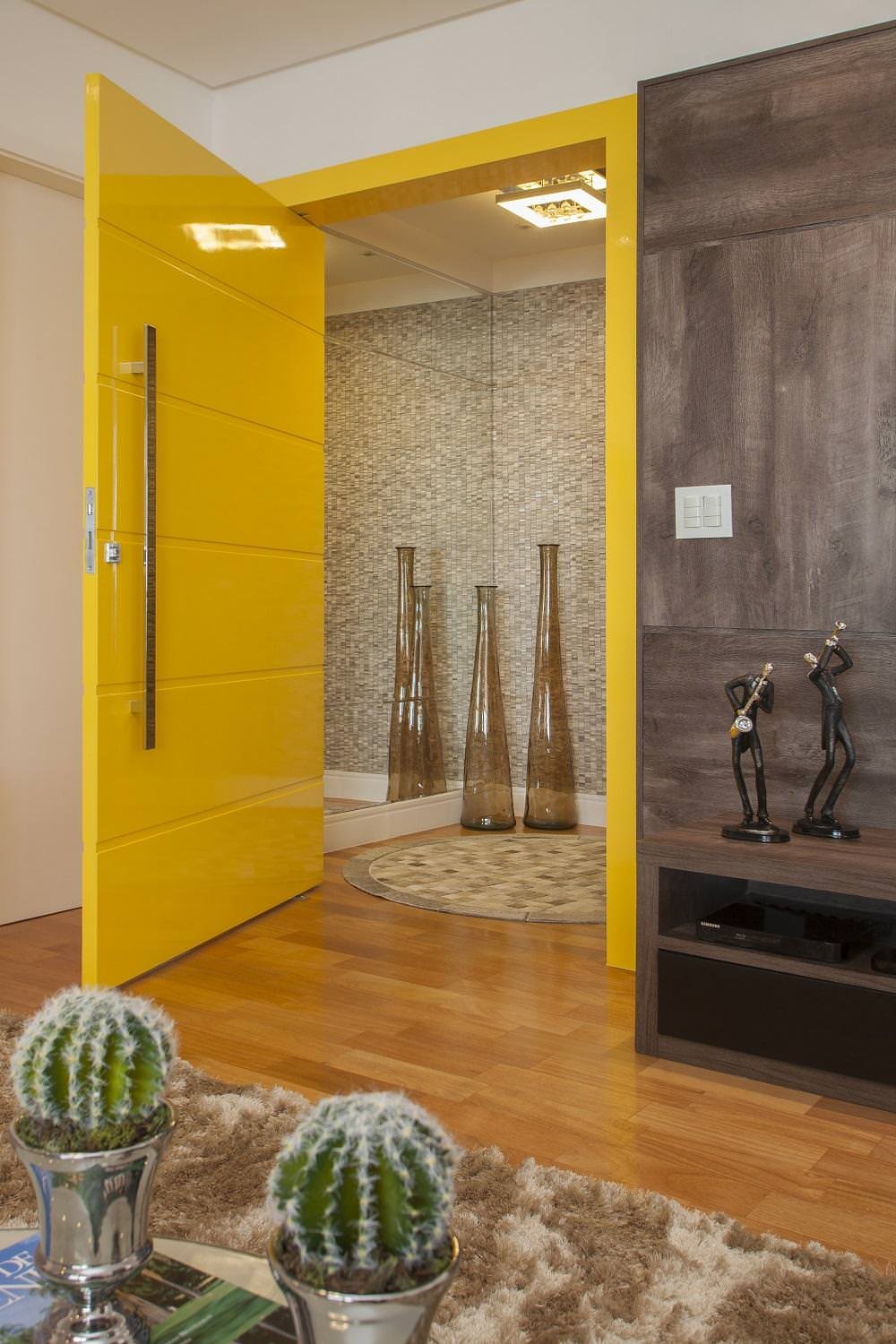Porta moderna blindata, colore giallo sole - stile minimal moderno e gioioso - Articolo guida all'acquisto, porte blindate prezzi