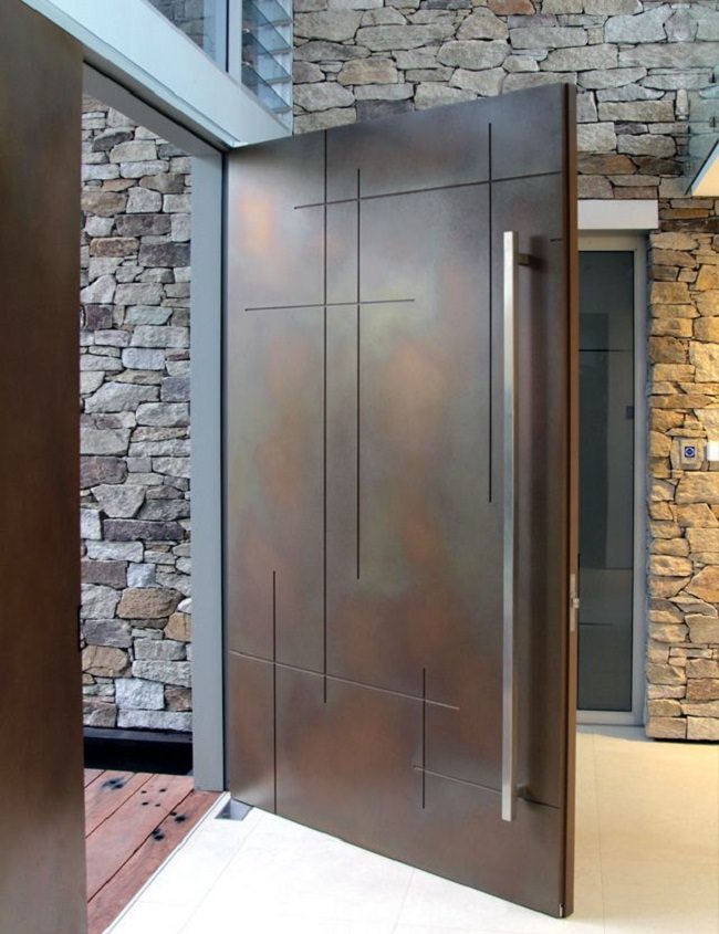 Idee porte blindate moderne - design portone d'ingresso minimal, realizzato in metallo/bronzo - Guida alla scelta: classi, idee, porte blindate prezzi 