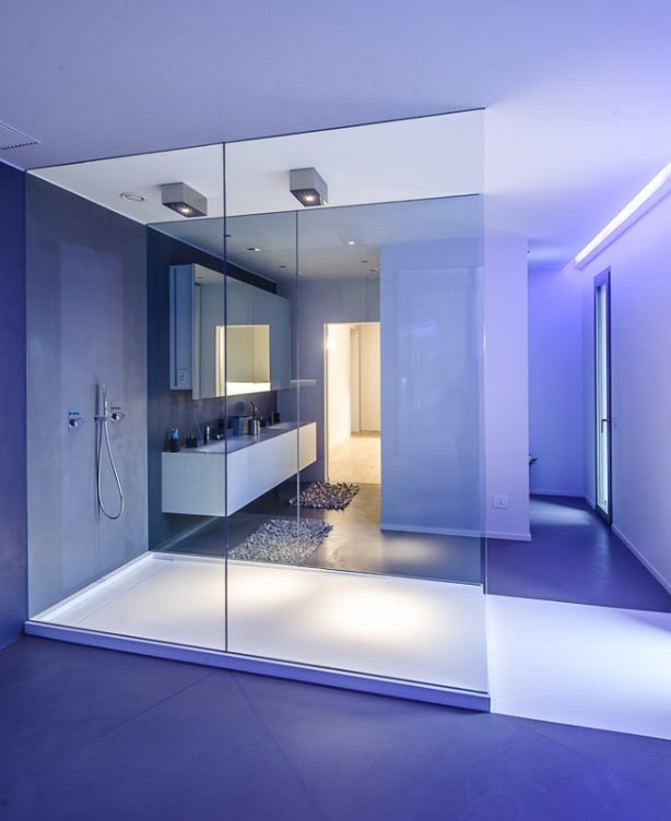 Bagno di grandi dimensioni nello stile minimal moderno. Il box doccia a filo pavimento è il punto focale dello spazio