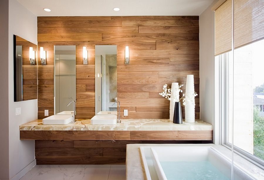 
La parete rivestita in legno aggiunge calore naturale a questo bagno moderno ed elegante