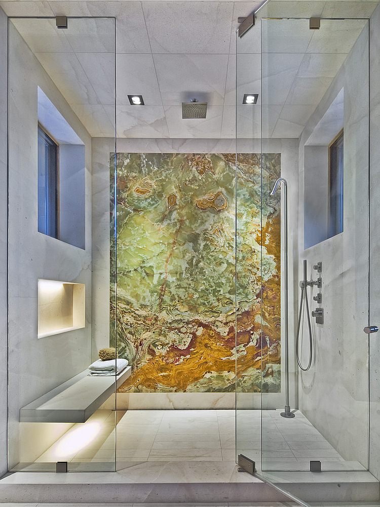 Un'altra doccia a soffitto con le pareti rivestite in piastrelle di marmo con uno splendido sfondo realizzato sempre in marmo, in unico pezzo