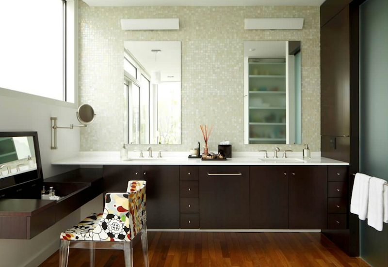 Stanza da bagno moderna con piastrelle a mosaico color crema e ante in legno bruno