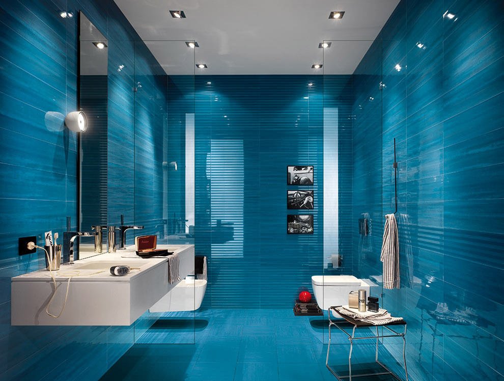 Bagno blu intenso e bianco, stile moderno con il rivestimento tutta altezza