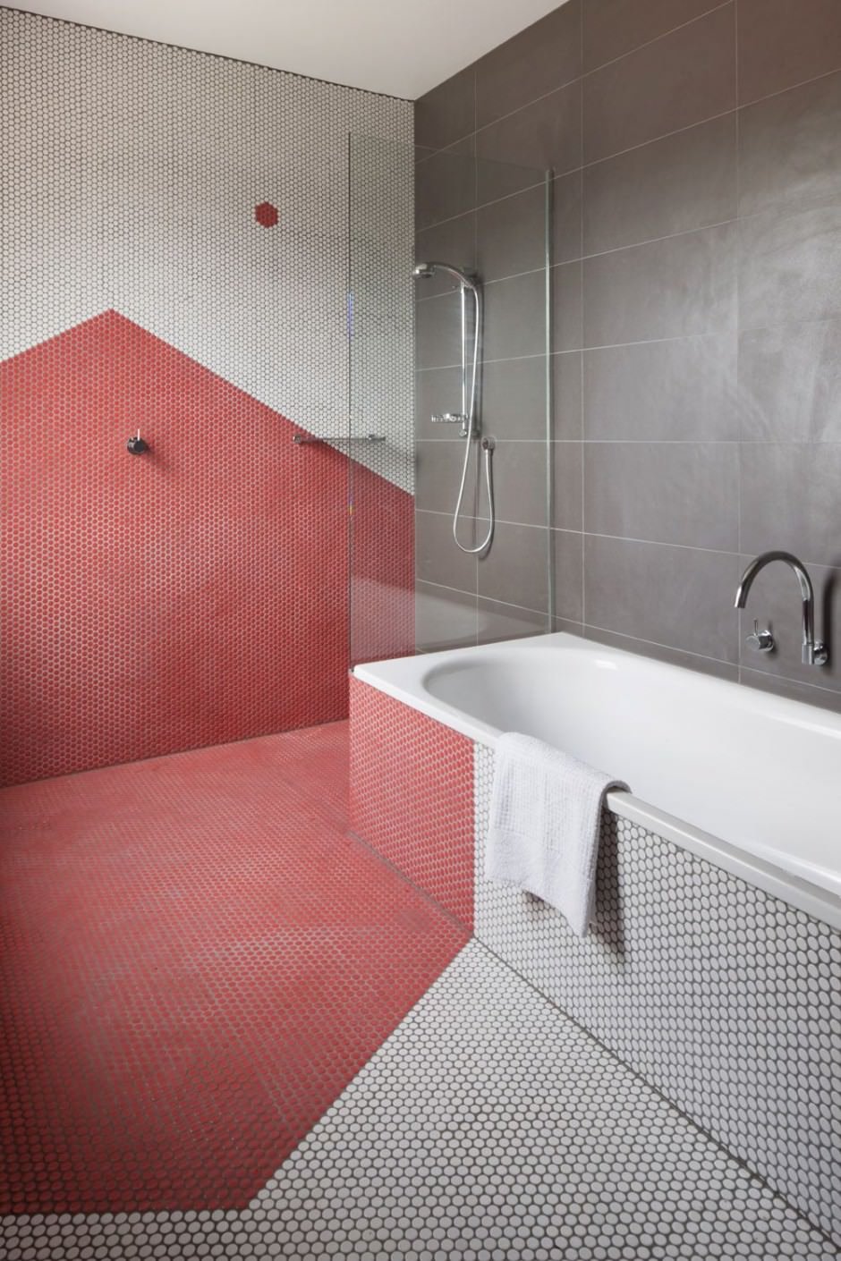 Bellissimo design di bagno minimal moderno con il rivestimento realizzato in mosaico esagonale - colori rosso e bianco