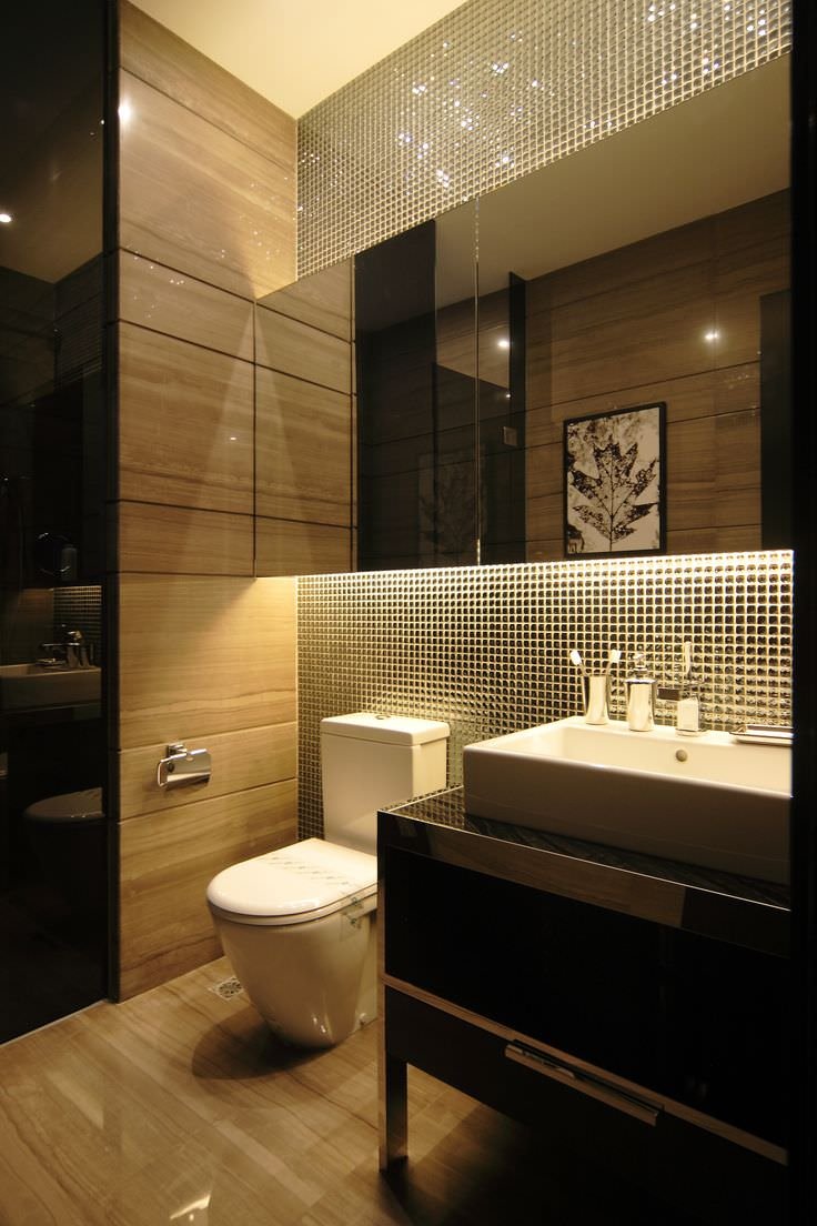 Immagine bagno moderno di lusso, raffinato ed elegante, con la parete centrale rivestita in mosaico metallico