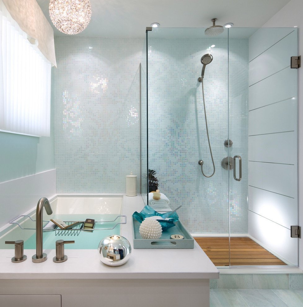 Piccolo bagno moderno ed elegante con un tocco glamour rivestito con mosaico blu perla
