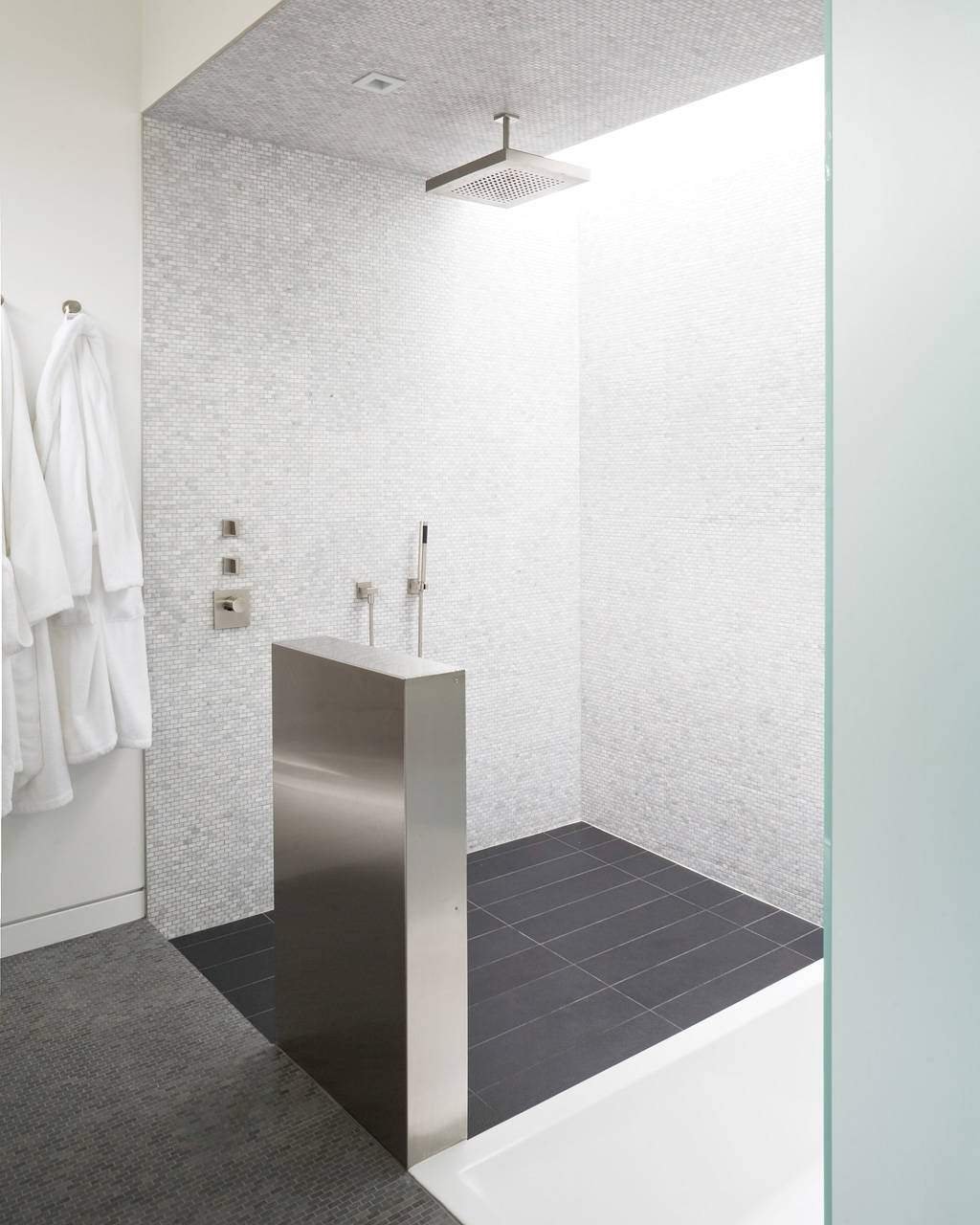 Design bagno moderno con pavimento, rivestimento e soffitto in mosaico - bordo vasca a filo pavimento