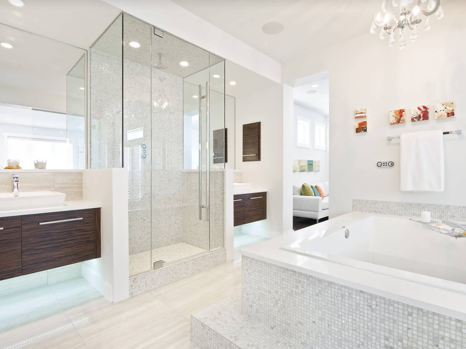 Grande bagno contemporaneo con vasca e doccia rivestite in mosaico bianco grigio - pavimento in marmo