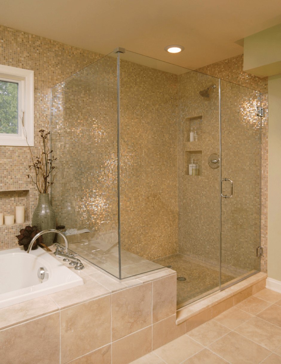 Immagine bagno classico con doccia e vasca - pavimento in gres porcellanato e rivestimento in mosaico