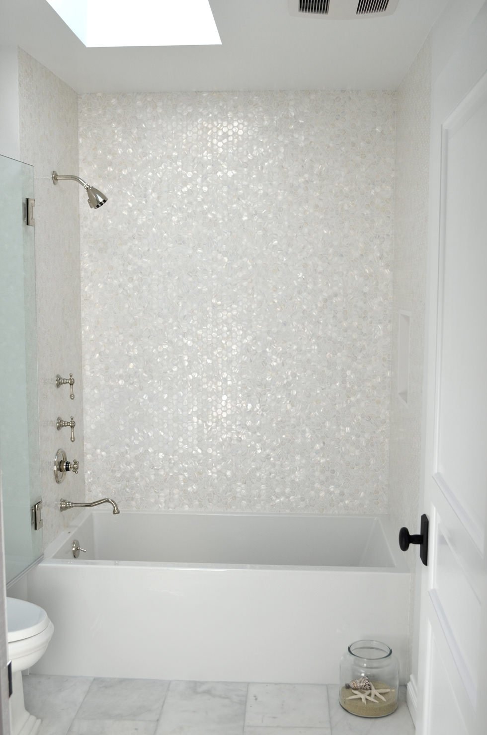 Immagine bagno piccolo, lungo e stretto, con vasca e doccia - rivestimento bianco in piastrelle esagonali