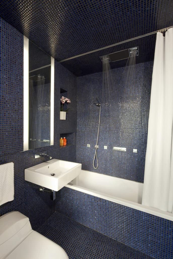 Bagno moderno con soffitti, pavimenti e rivestimenti in mosaico blu scuro
