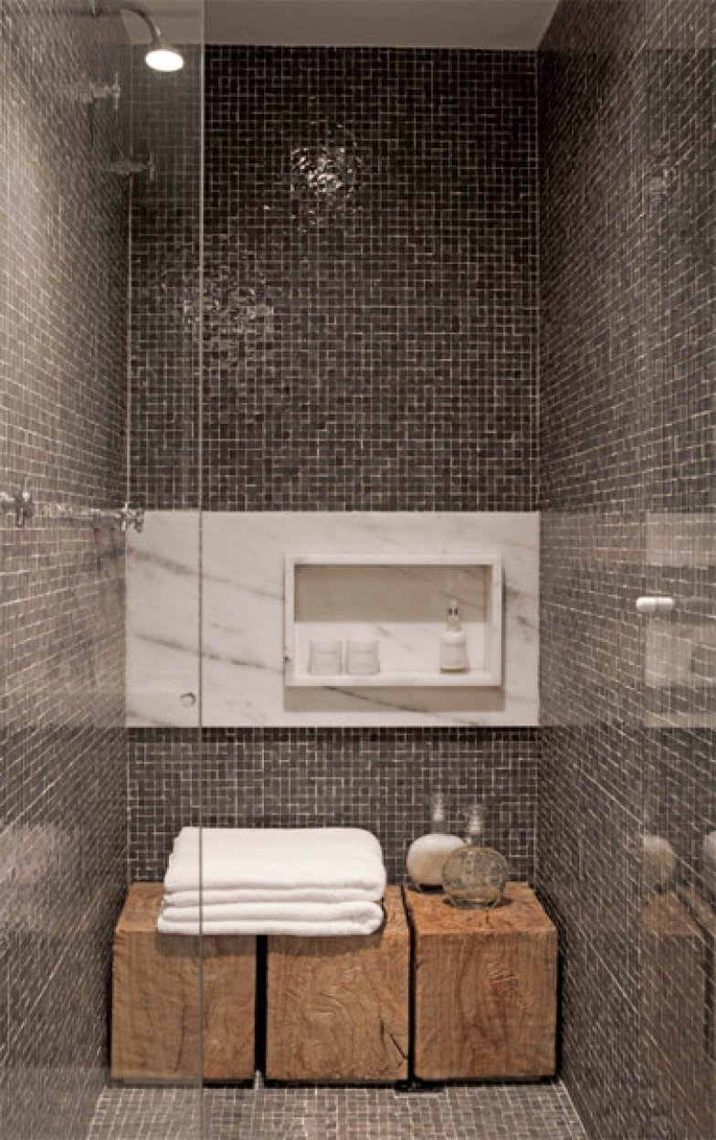 Immagine piccola cabina doccia con pavimento e rivestimento in mosaico nero - stile moderno