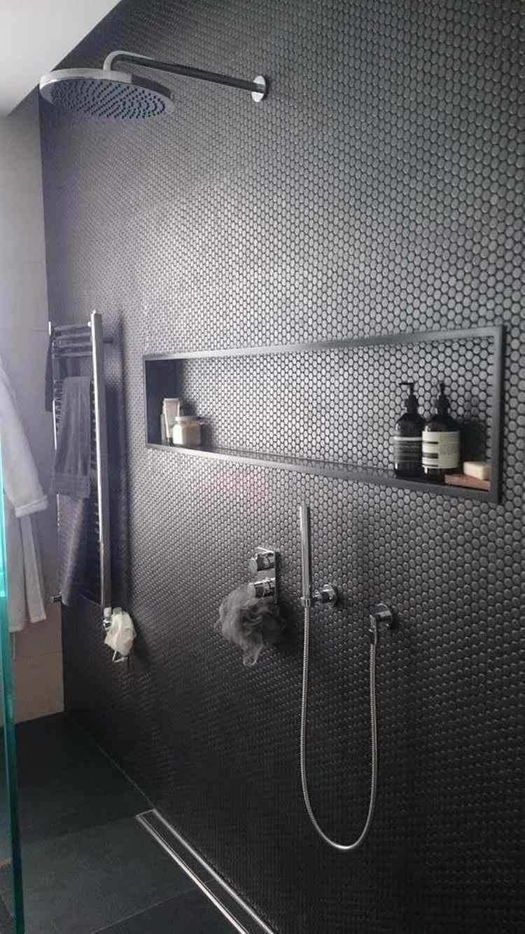 Stupenda doccia moderna, maschile, con rivestimento in mosaico esagonale di colore nero. Molto utile e funzionale la nicchia a parete.