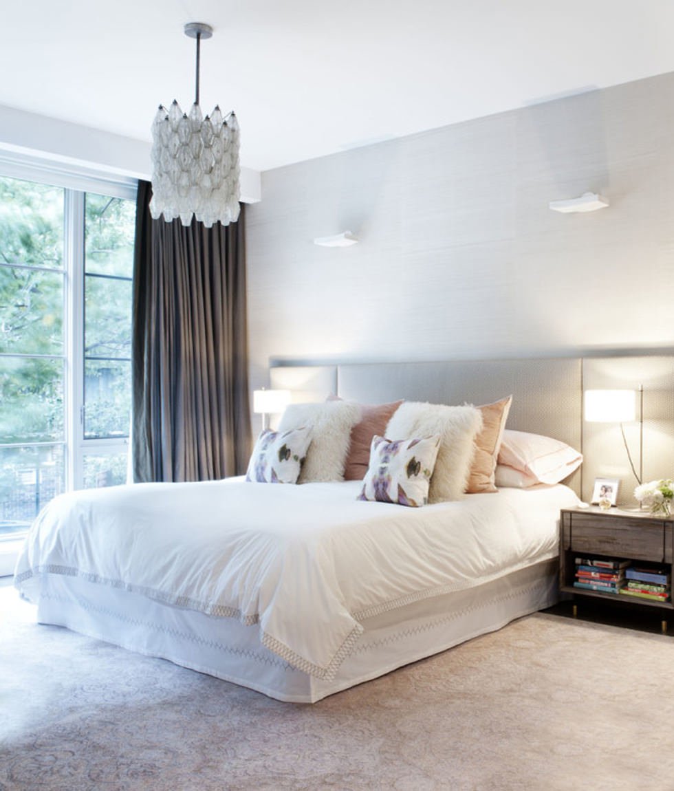 Camera da letto classica moderna, total white con alcuni tocchi di colore pastello - illuminazione assicurata da grandi finestre e vari lampadari