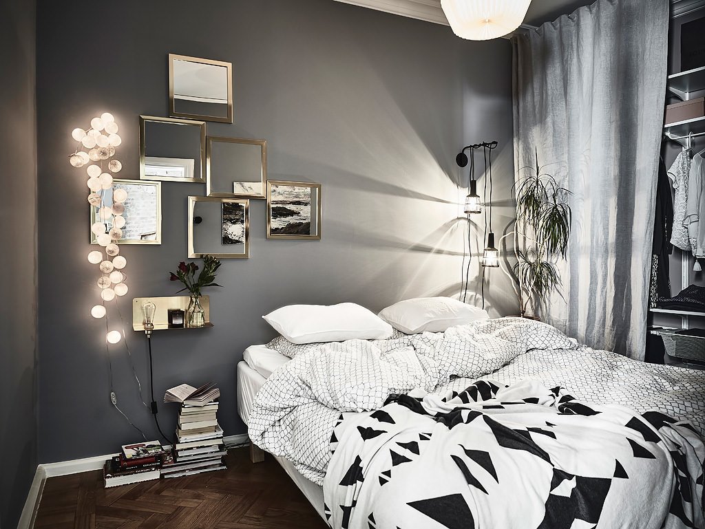 Piccola stanza da letto in colori bianco e nero - vari sorse di luce per illuminano l'ambiente
