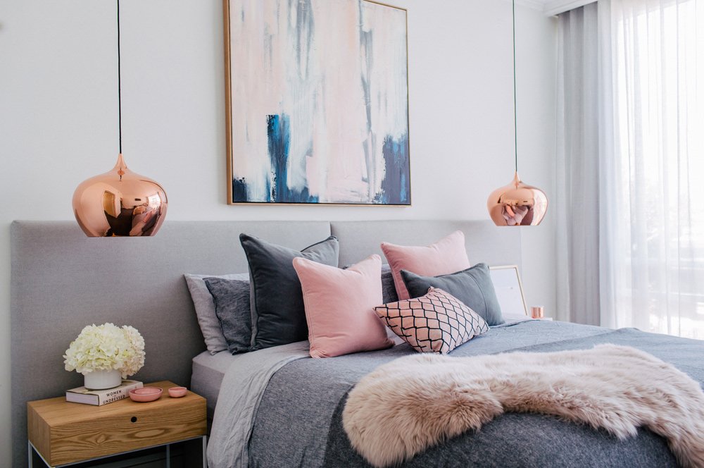 Stupenda idea di design d'interni in questa camera da letto contemporanea in cui colori, texture e materiali si abbinano perfettamente per creare un ambiente rilassante ed invitante - colori cipria e grigio - lampade a sospensione colore oro rosa