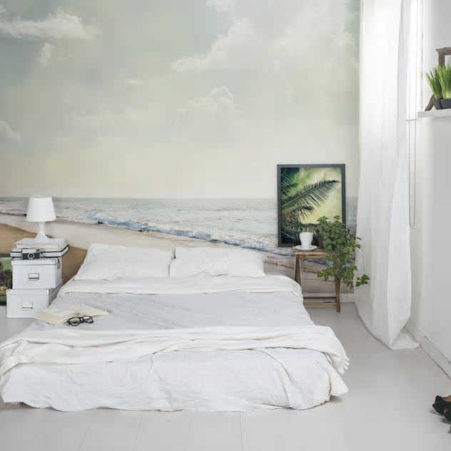 Camera da letto minimal femminile con la parete della testata con carta da parati modello marino per un look fresco e rilassante - pavimento in legno verniciato in bianco