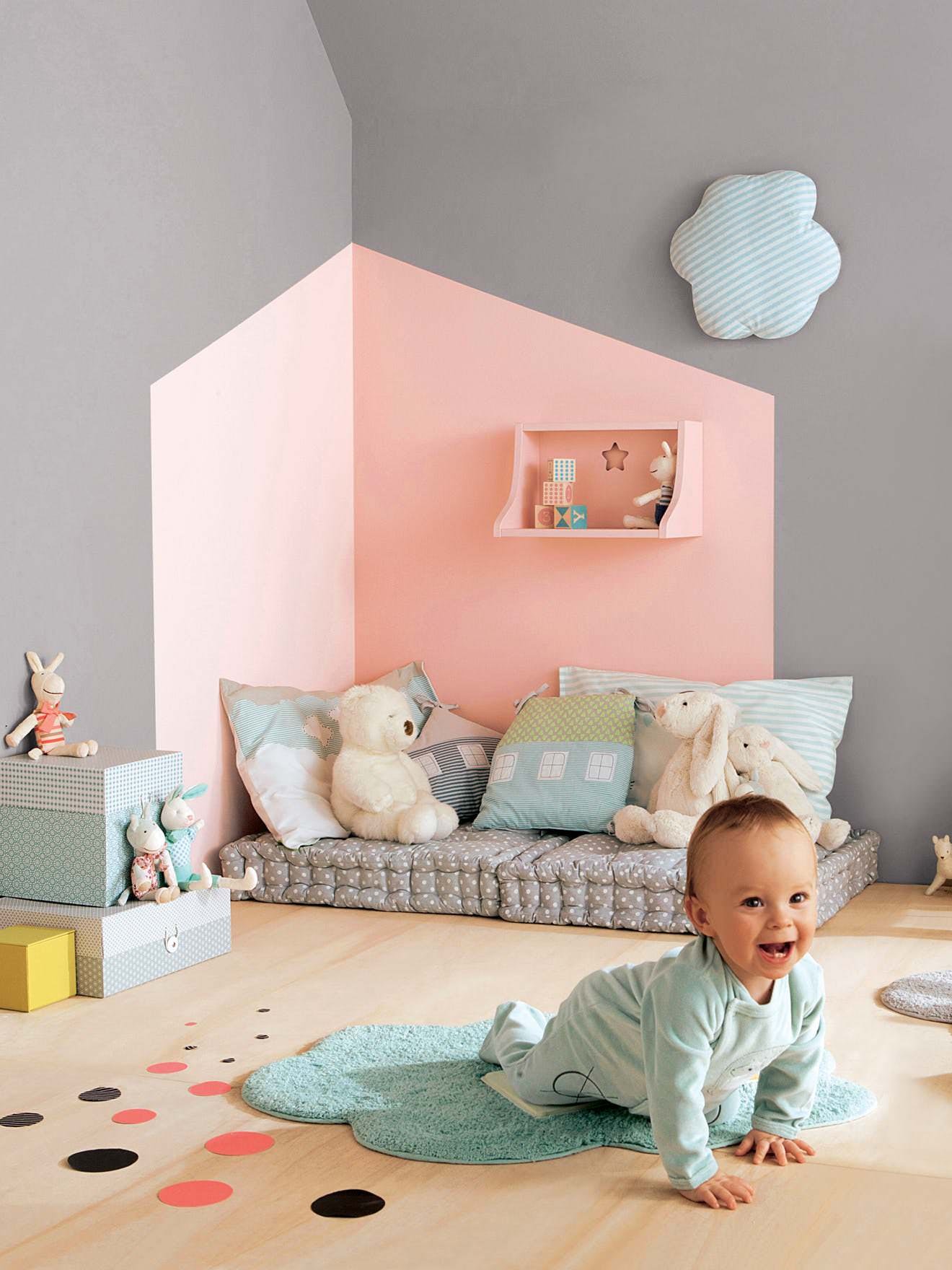 Stanza del bambino in stile Montessori con tenerissimo angolo per il gioco e il relax, con una semplice decorazione alla parete ma di grande effetto - colori rosa e grigio tortora