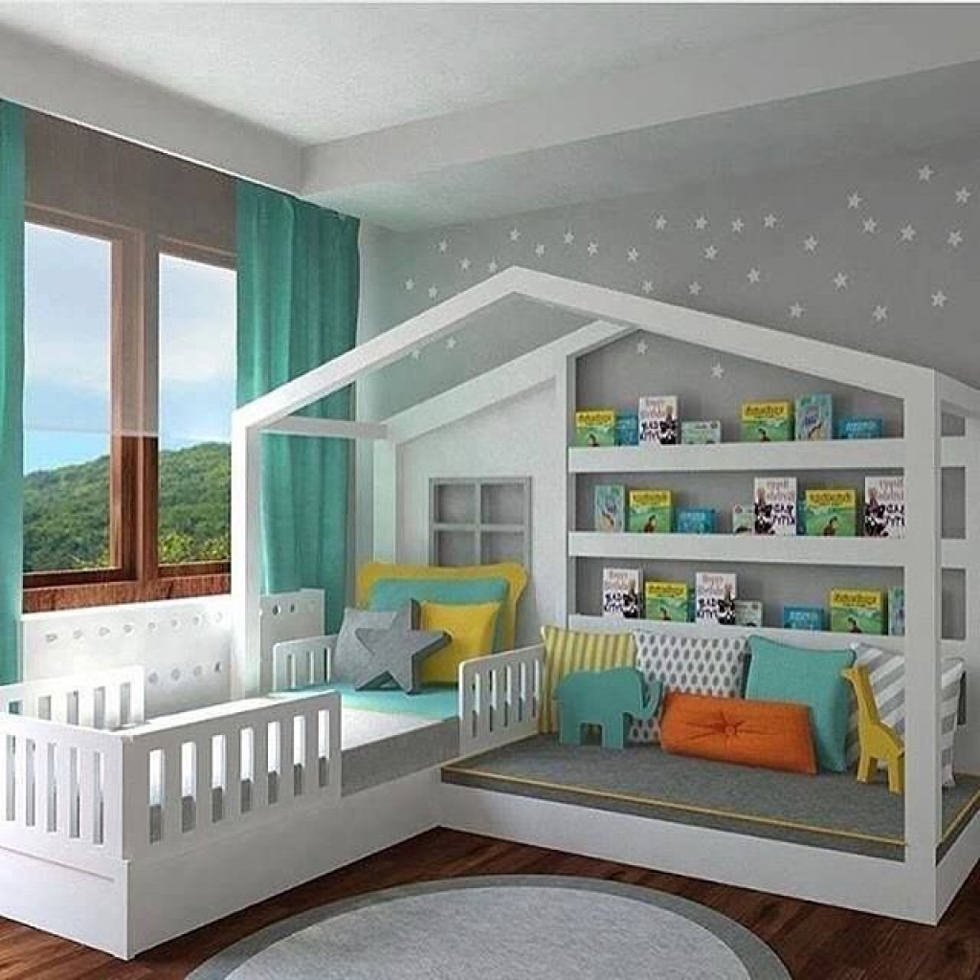 Originale cameretta per bambini, moderna, con una piccola struttura della casa creata all'interno della stanza - all'interno un lettino e un divano perfetto da utilizzare come angolo lettura - pareti colore grigio