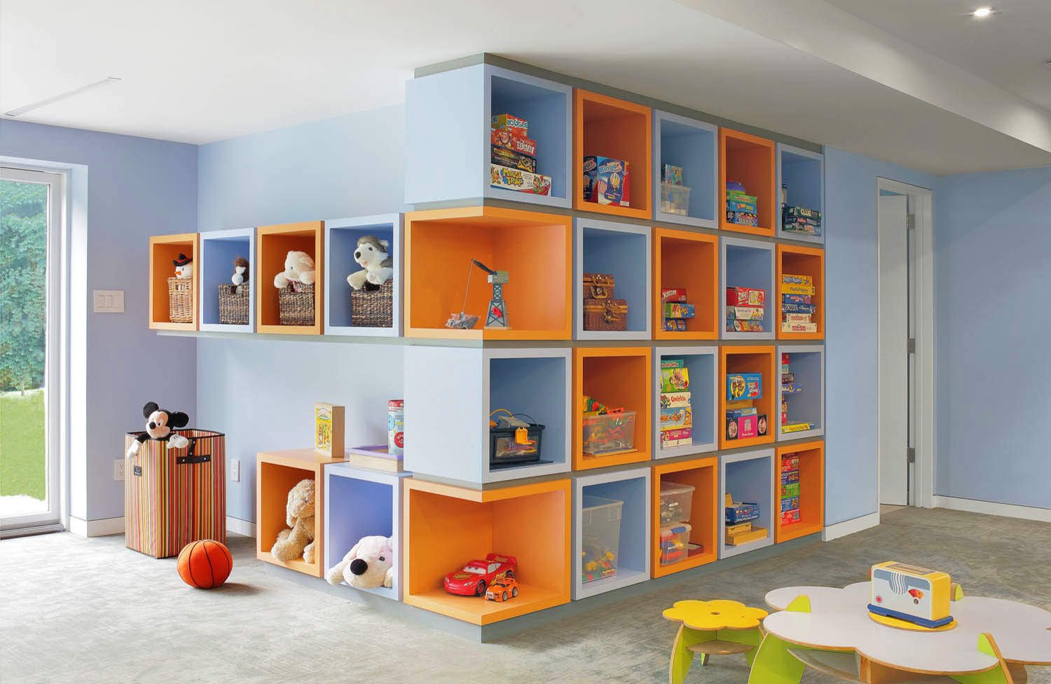 Idea arredamento cameretta ragazzo - libreria colorata in blu e arancione con moduli aperti a forma di cubo