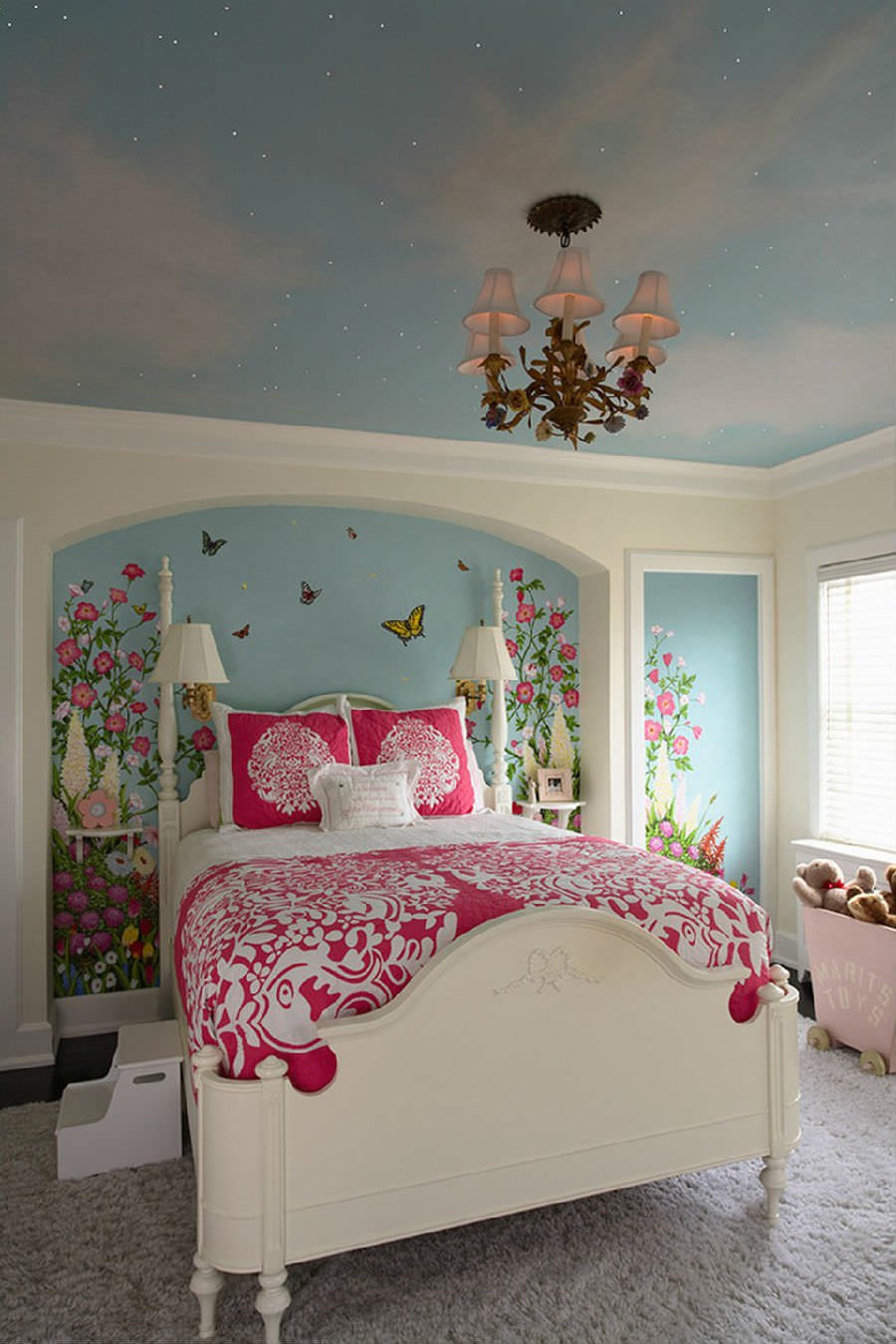 Idee cameretta ragazza con il muro dietro il letto e il soffitto dipinto per creare un'atmosfera da favola