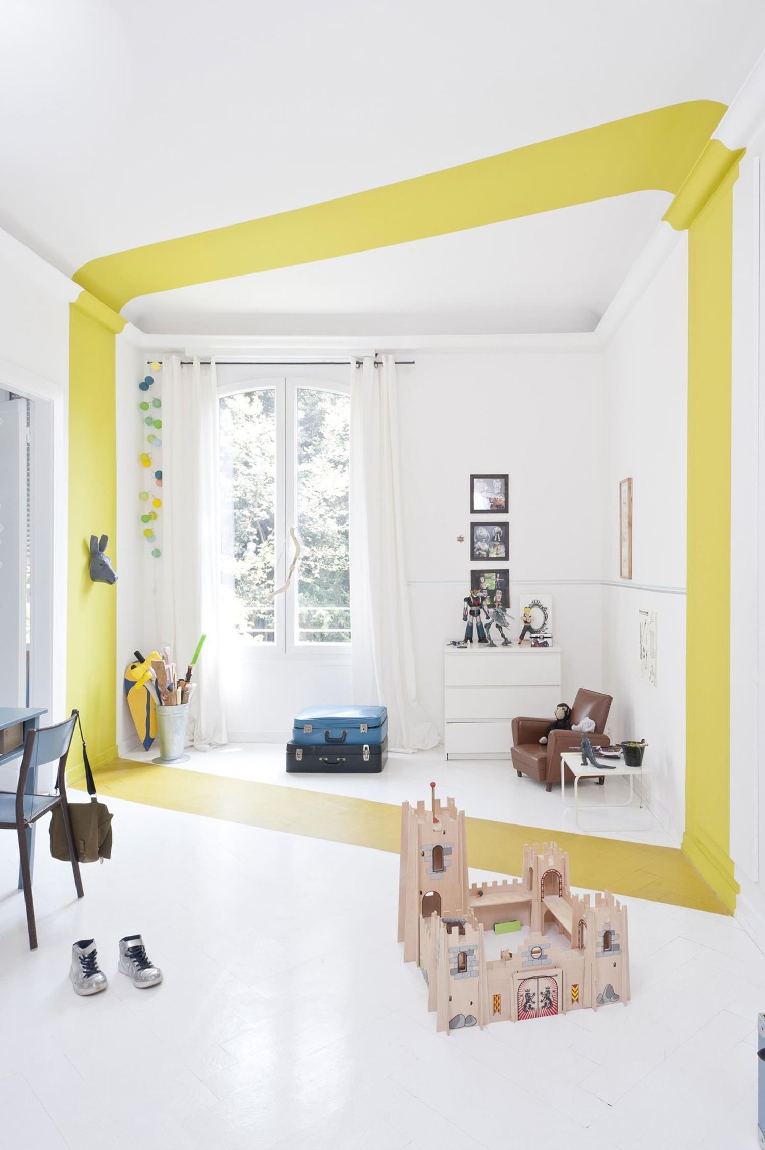 Design stanza ragazzo allegra e luminosa con una particolare striscia gialla che percorre in verticale tutta la stanza - idee cameretta bambini moderna e originale