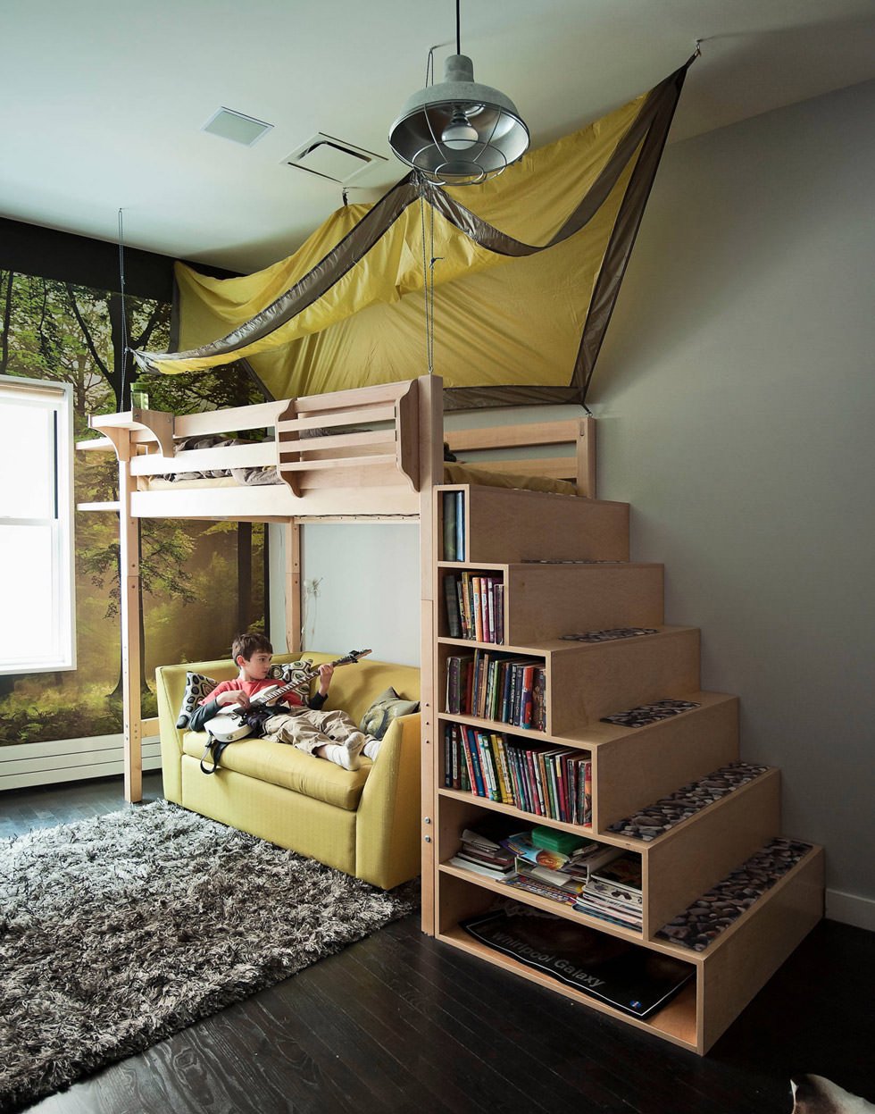 Camera ragazzo con letto a soppalco - le scale hanno anche la funzione di libreria, per contenitore libri o vari oggetti - la stanza ideale per un piccolo scout