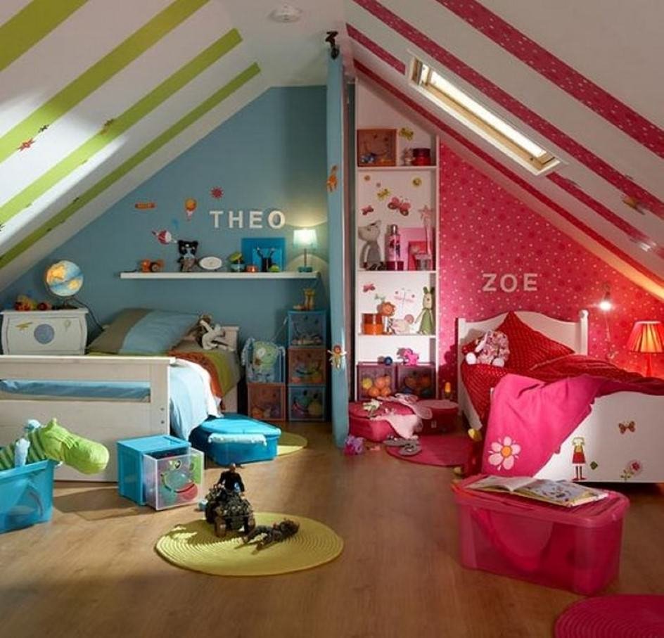 Stanza da bambini in mansarda condivisa da 2 fratelli, maschio e femmina - divisione netta della stanza realizzata attraverso il colore delle pareti: blu e rosso