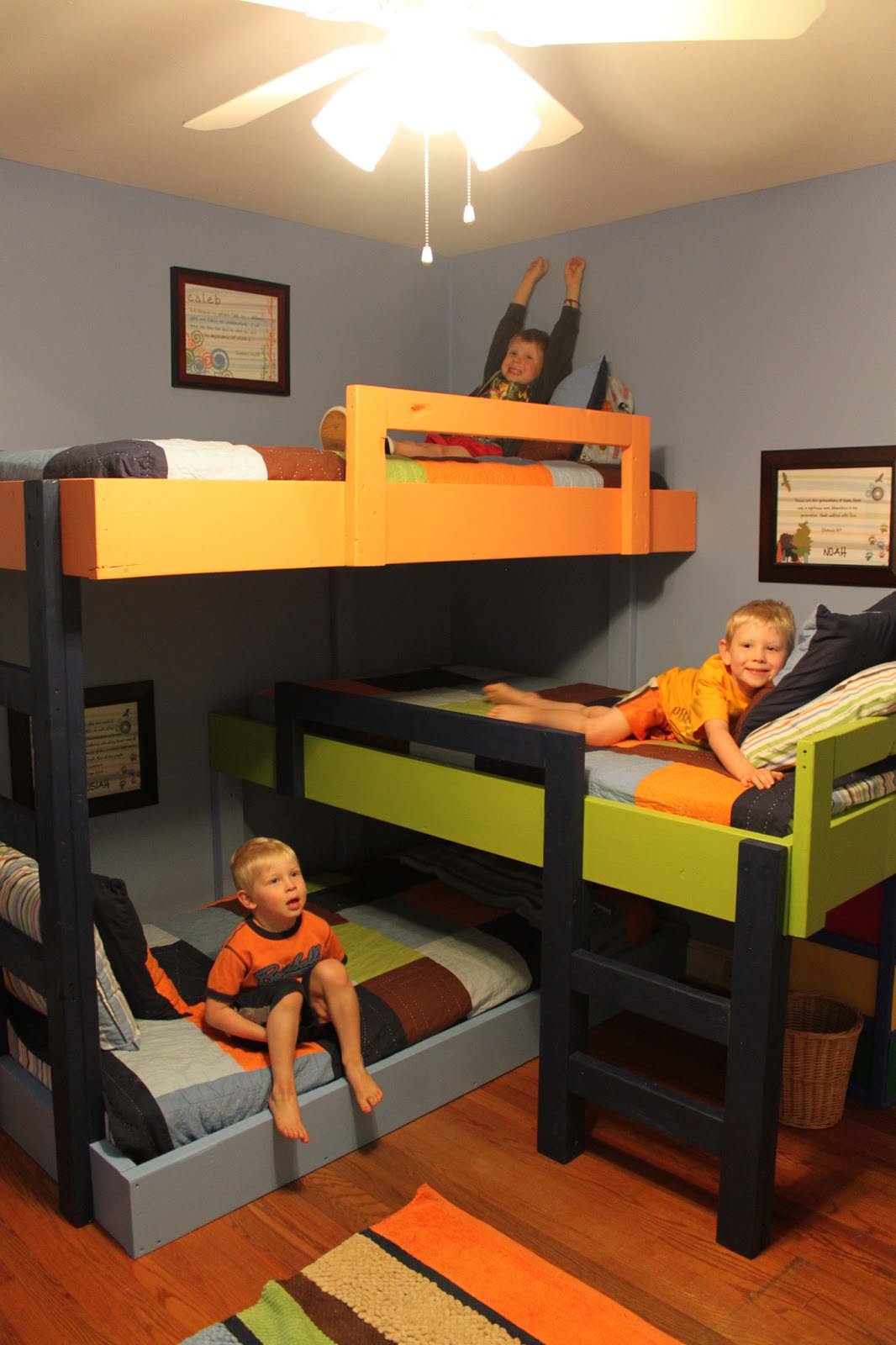 Cameretta condivisa da 3 fratelli con il letto a castello realizzato con il fai da te - design semplice e funzionale