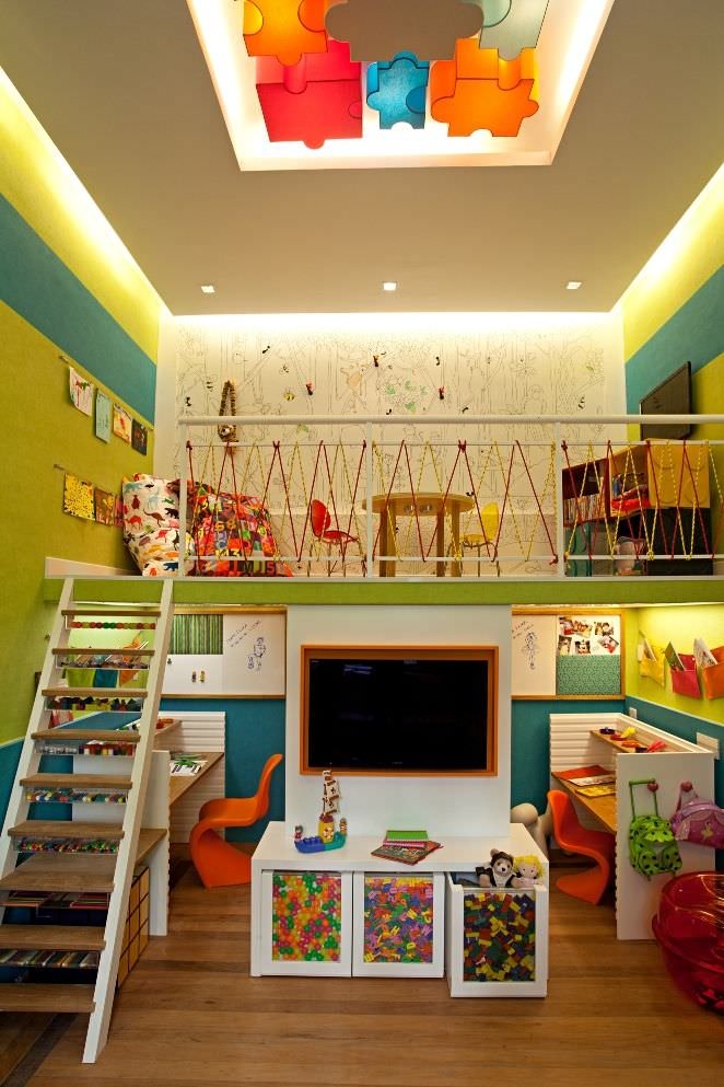 Stanza bimbi disposta su due livelli, colorata, allegra e ben illuminata - soffitto effetto puzzle