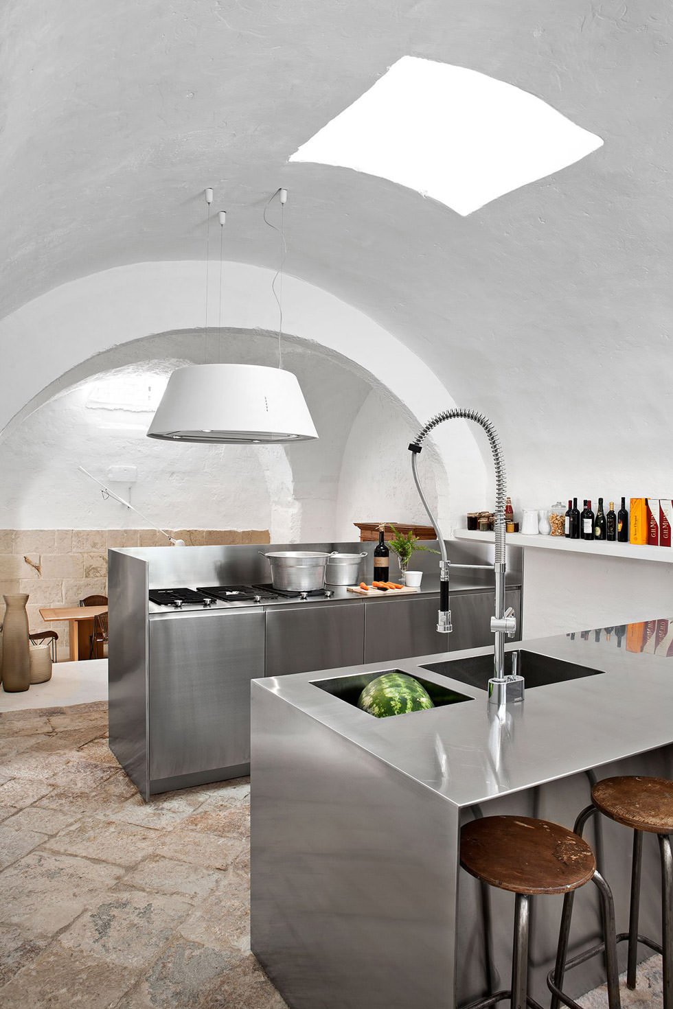 Cucina minimalista con un elegante sistema di armadi in acciaio - dettaglio casa moderna rustica