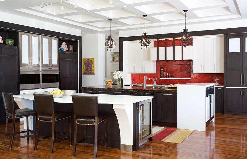 Il paraschizzi rosso aggiunge colore e modernità in questa cucina classica in bianco e nero - Start Preventivi