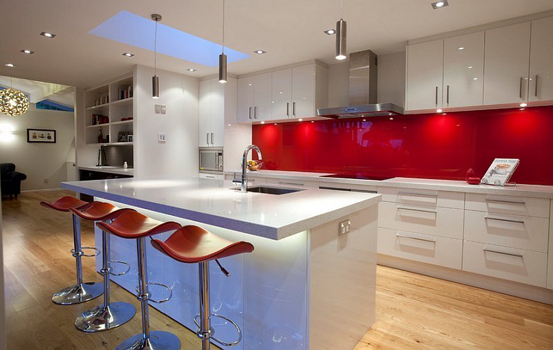 Vernice lucida di colore rosso per alzata cucina - idee colore pareti e paraspruzzi cucine moderne bianche con isola