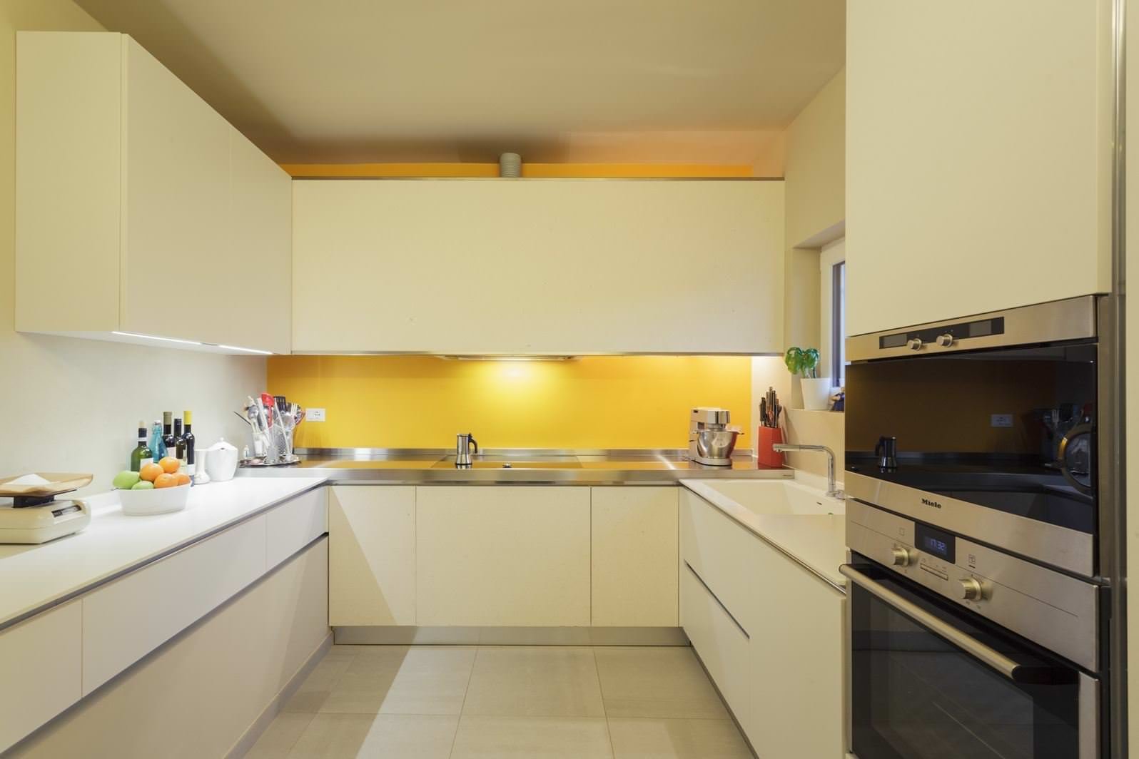 Cucina moderna con  paraspruzzi giallo