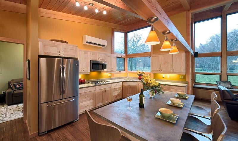 Luminosa cucina con paraspruzzi giallo e mobili in legno, stile classico moderno