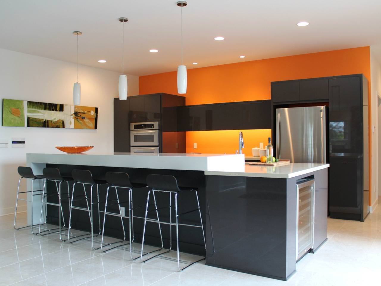 Parete ed paraschizzi cucina in arancione ed i mobili di colore bianco e nero - idee cucine moderne senza piastrelle