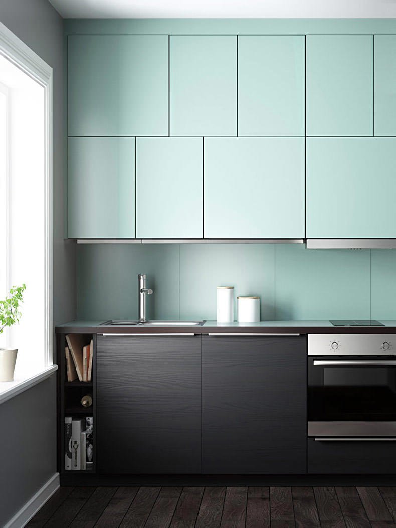 Design cucina stile scandinavo che comunica freschezza e pulizia. Le ante della dispensa blu celeste ed i mobili inferiori in legno scuro.