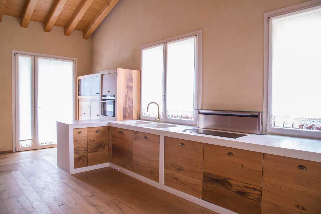 Idee per cucine in muratura con rivestimento in resina - stile rustico moderno - sportelli e mobili in legno, così come pavimento e soffitto - molto luminosa