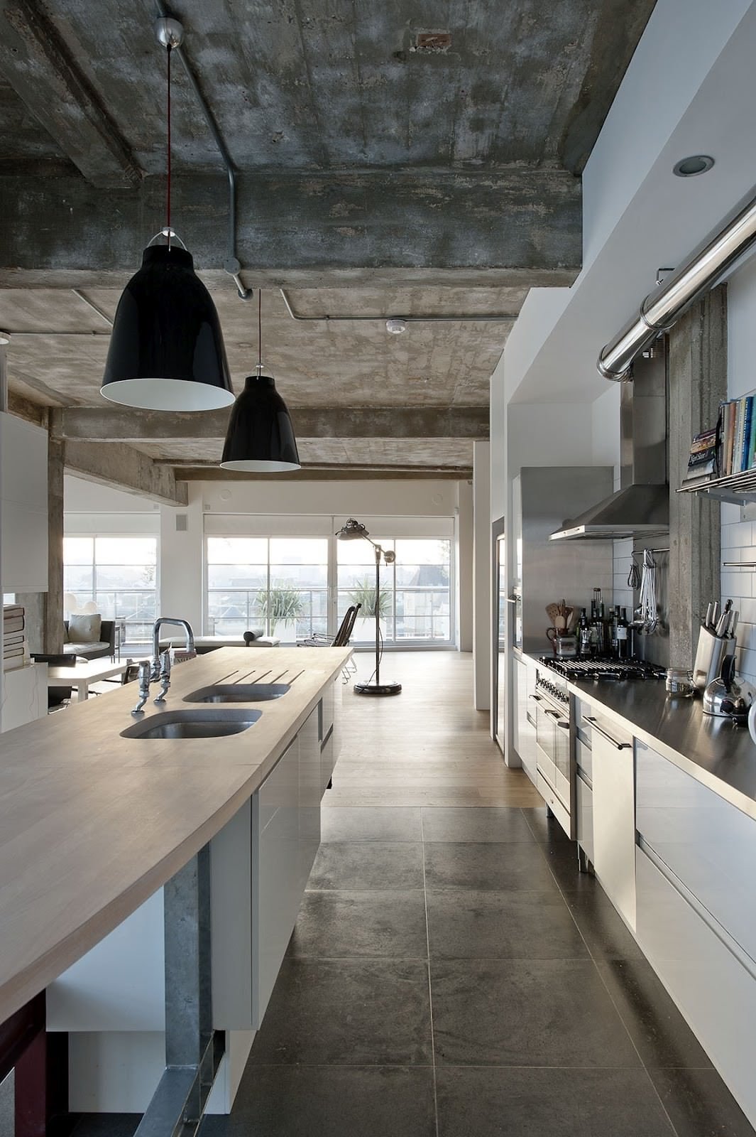 Loft stile industriale con i pavimenti cucina in pietra - piastrelle cucine moderne