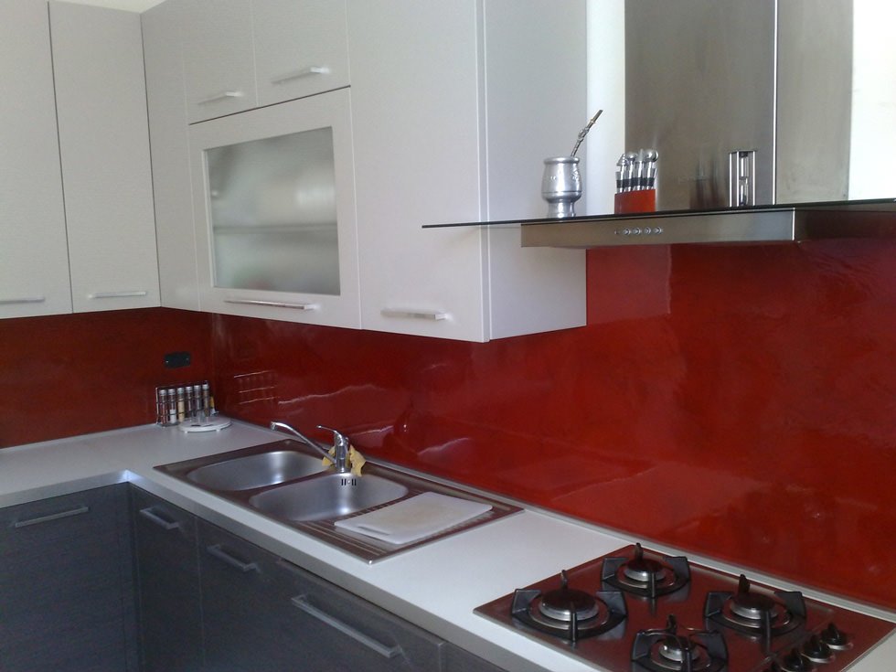 Cucina contemporanea in laminato bianco e grigio con paraschizzi in resina rossa - Idee rivestimenti cucina