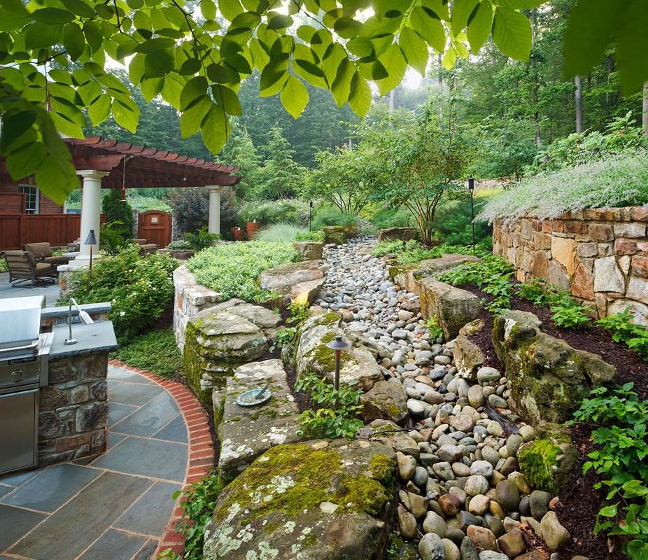Giardino con piante perenni da roccia - particolare sentiero realizzato in pietra