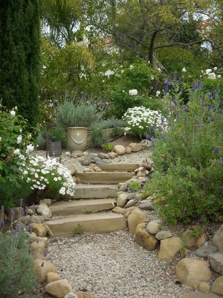 Idee realizzazione giardino roccioso in pendenza con scalinata in pietra