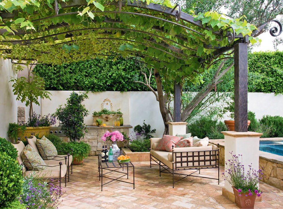 Creare un pergolato di uva è un'idea perfetta per un angolo del giardino davvero splendido - arredi rustici in ferro e stoffa colori naturali - idee progettazione giardini