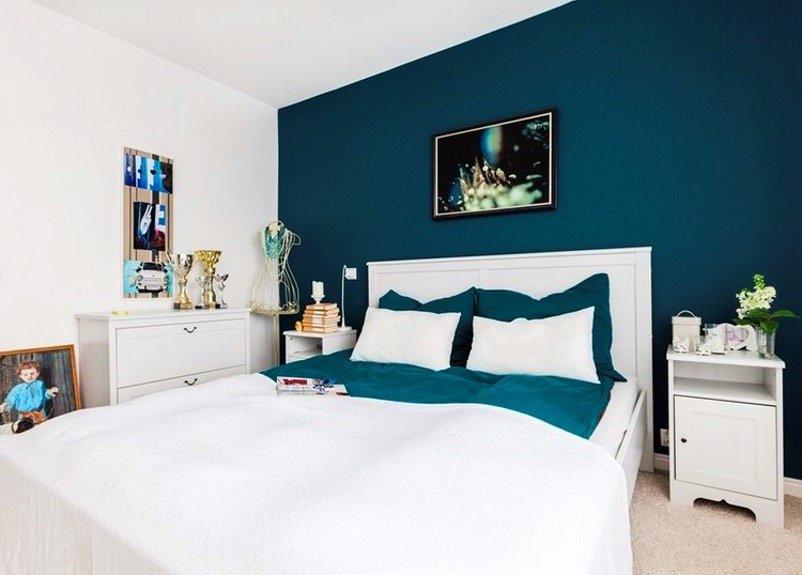 Pitturare casa - camera da letto con le pareti blu, tendenza colori 2019 per la tinteggiatura della casa - preventivo pittore e prezzi