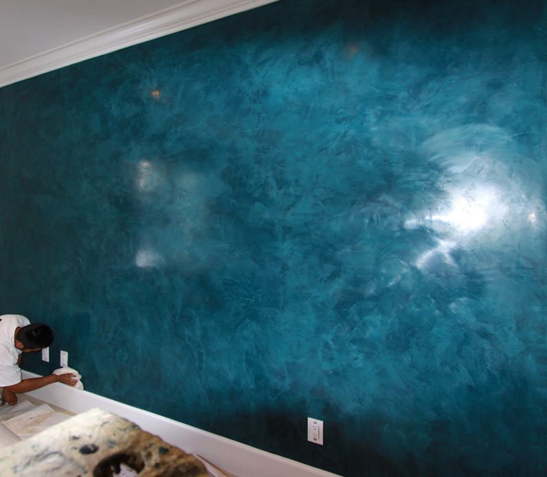 Tecniche di pittura pareti moderni per interni, stile decorativo - Spatolato e stucchi antichi - stucco veneziano colore blu - idee pitturare casa e effetti