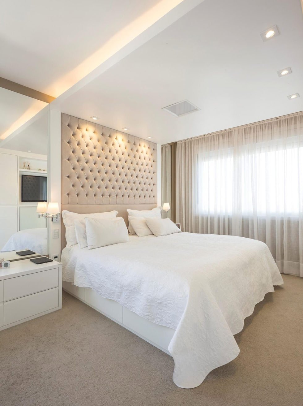 Elegante camera da letto contemporanea in bianco e crema