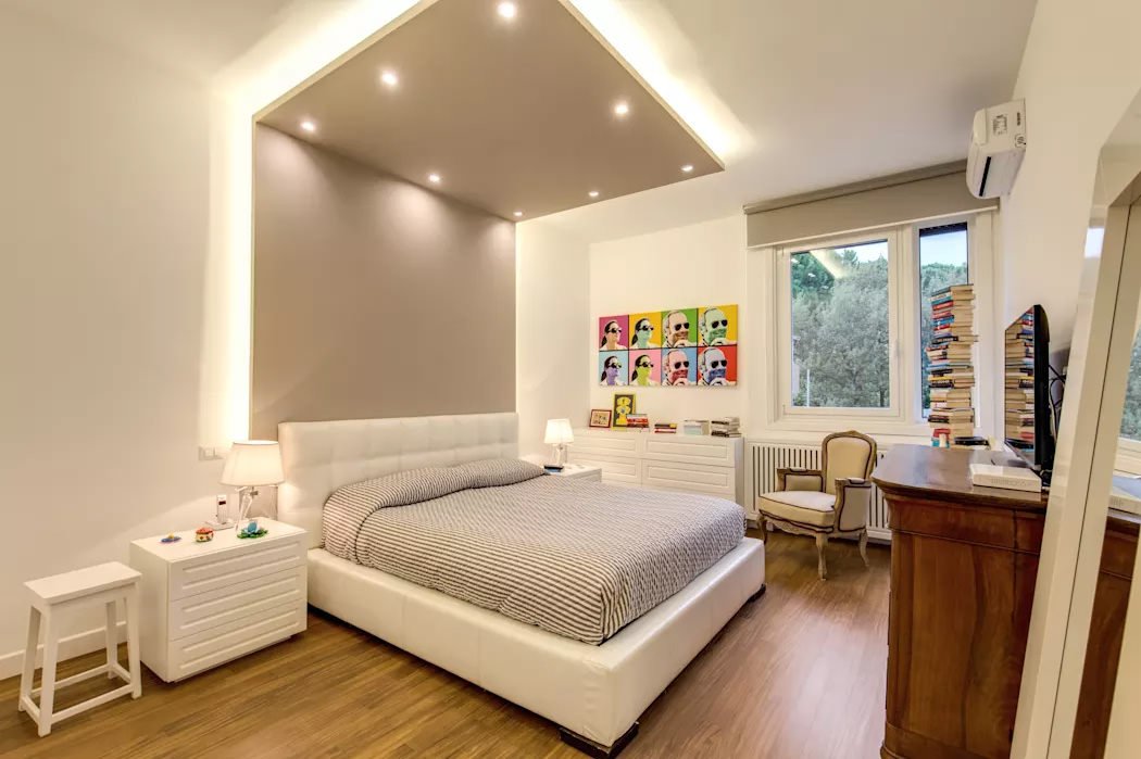 Camera da letto con elementi moderni e contemporanei - particolare struttura in cartongesso con luce a led che offre la giusta illuminazione all'ambiente