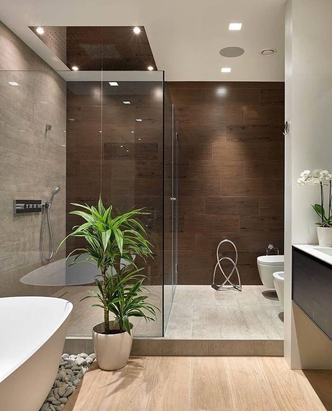 Elegante bagno moderno contemporaneo con vasca e box doccia in cristallo - grande soffione inserito nel controsoffitto realizzato in cartongesso 