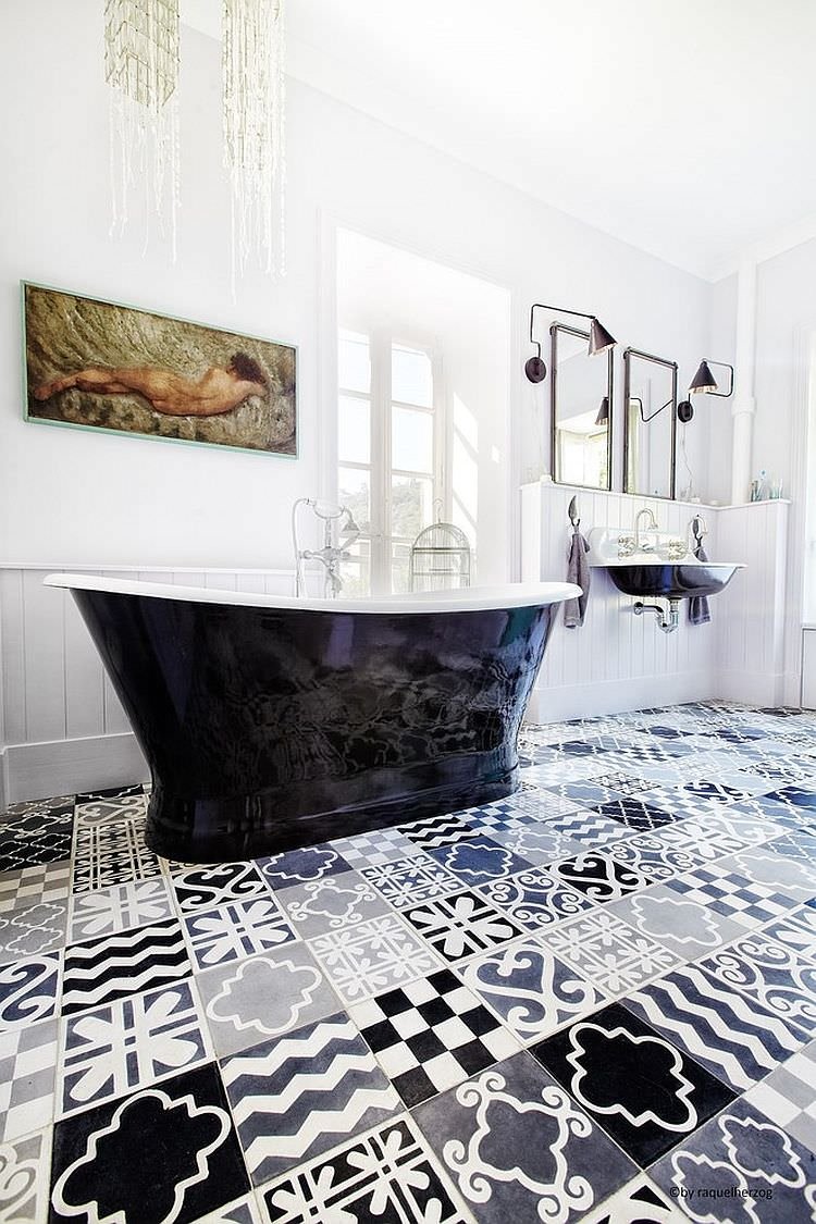 Bagno in bianco e nero con un mosaico di piastrelle patchwork mix & match a motivi geometrici - pavimenti bagni classici moderni