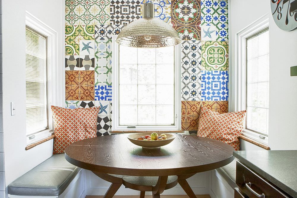 Immagine cucina con un angolo colazione rivestito con un disegno di piastrelle patchwork colorate